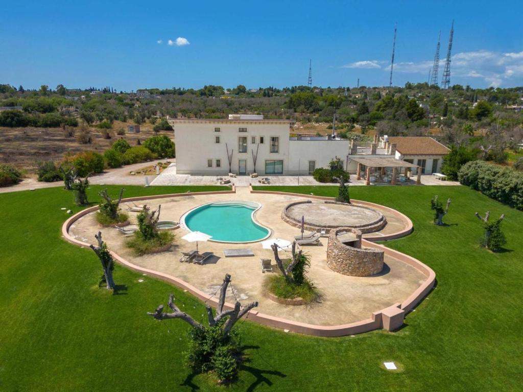 Masseria Sant'Eleuterio - la struttura e la piscina